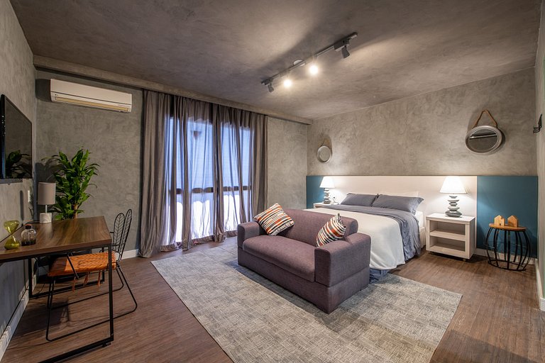 Apartamento c/ Garagem, A/C e Sacada no centro.