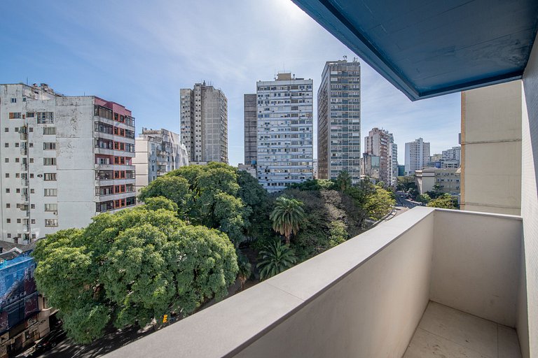 Apartamento c/ Garagem, A/C e Sacada no centro.