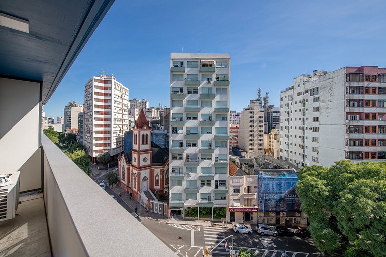 Apartamento c/ Garagem, A/C e Sacada no centro.