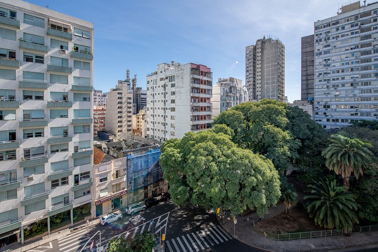 Apartamento c/ Garagem, A/C e Sacada no centro.