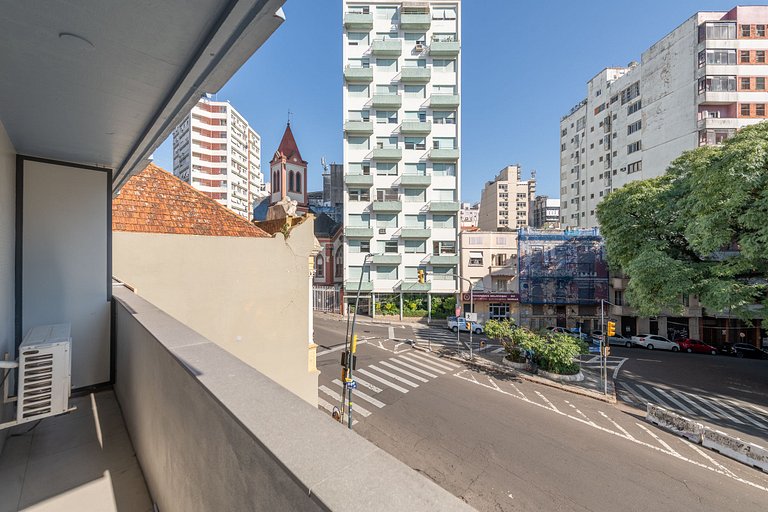 Apartamento c/ Garagem, A/C e Sacada no centro.