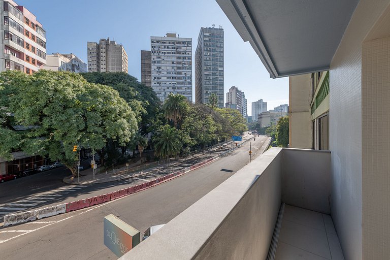 Apartamento c/ Garagem, A/C e Sacada no centro.