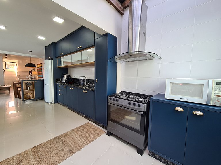 Sobrado Praia do Mariscal com 3 dormitórios