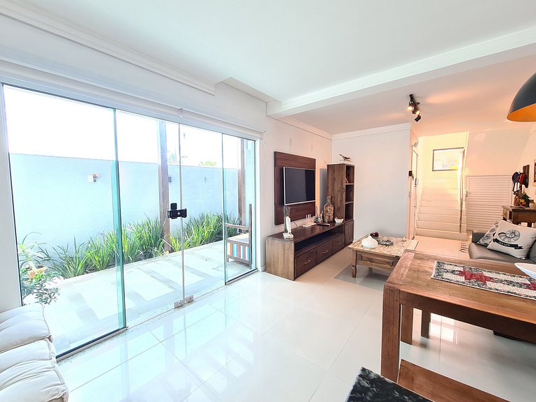 Sobrado Praia do Mariscal com 3 dormitórios