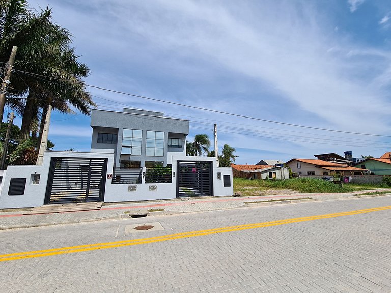 Sobrado Praia do Mariscal com 3 dormitórios