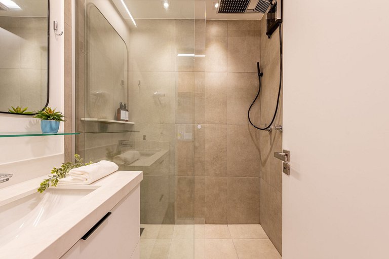 Studio Milano: Sofisticação e Conforto no Coração de Porto A