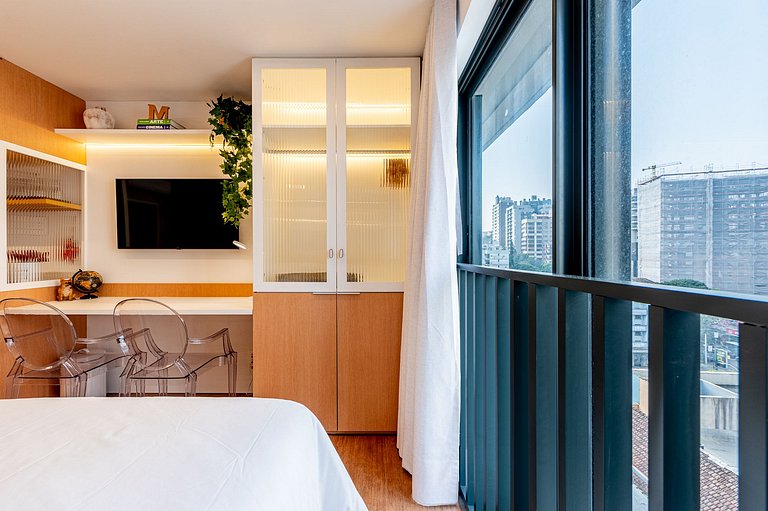 Studio Milano: Sofisticação e Conforto no Coração de Porto A