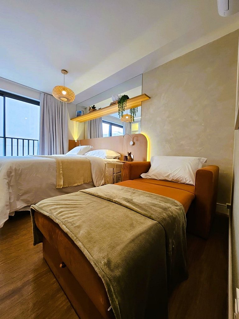 Studio Milano: Sofisticação e Conforto no Coração de Porto A