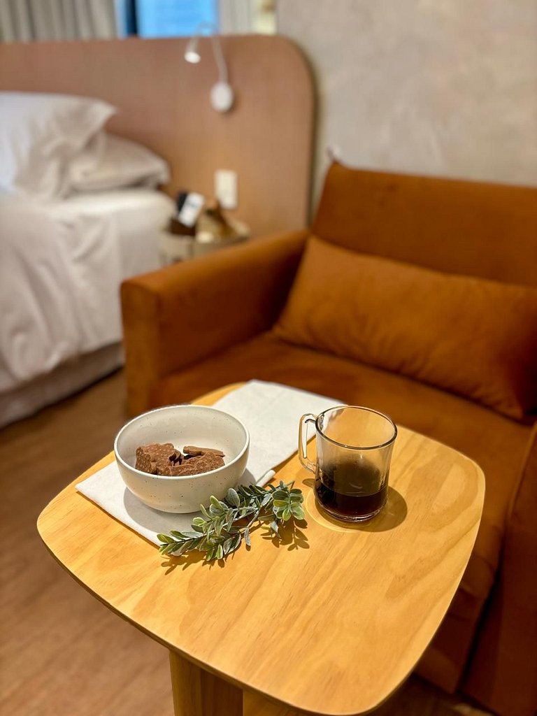 Studio Milano: Sofisticação e Conforto no Coração de Porto A