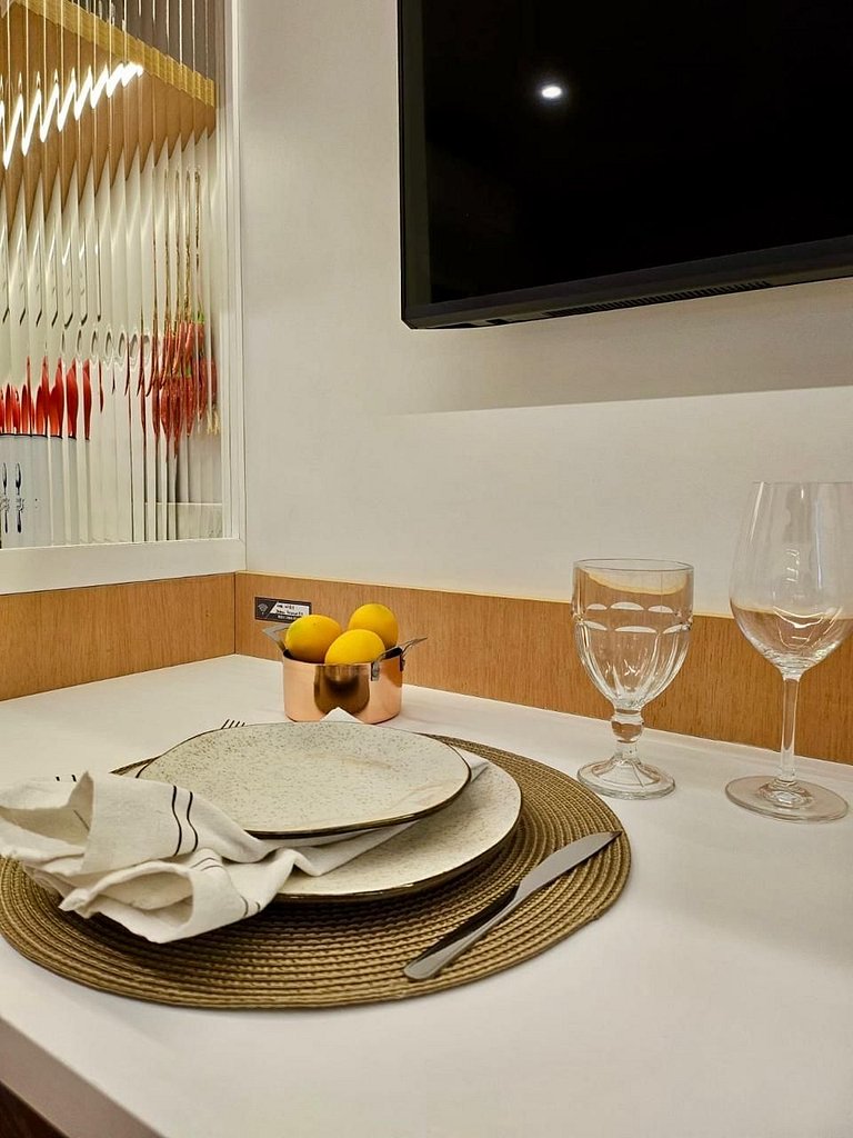 Studio Milano: Sofisticação e Conforto no Coração de Porto A