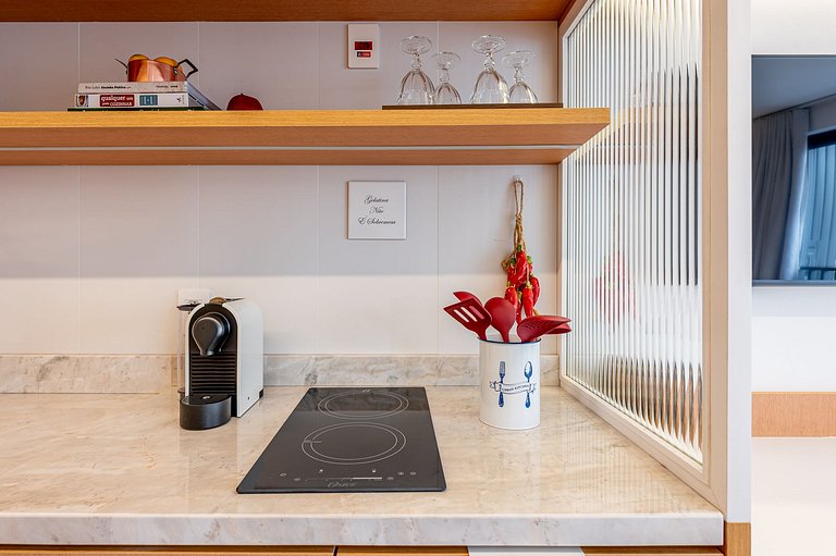 Studio Milano: Sofisticação e Conforto no Coração de Porto A