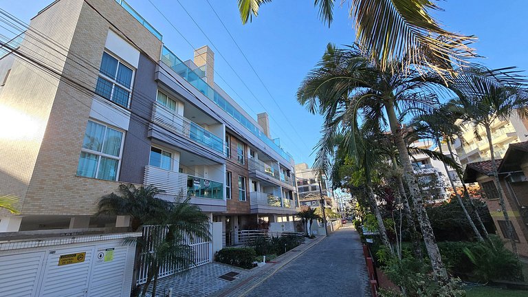 Charmoso apto com 03 quartos na Praia de Bombinhas