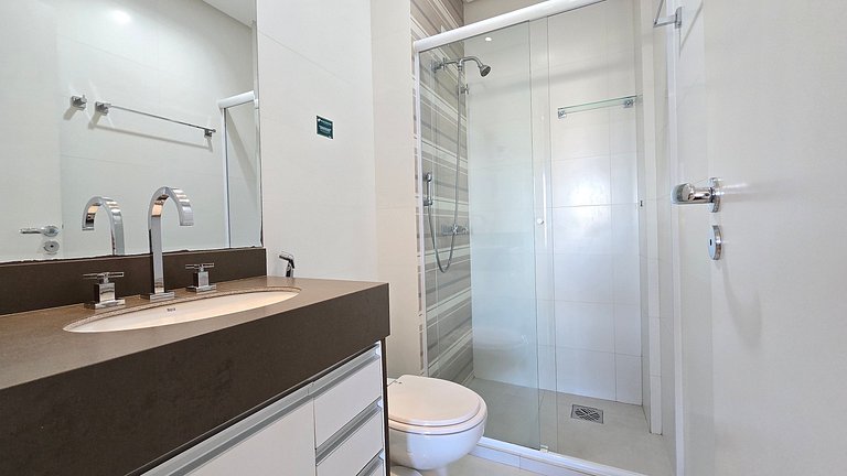 Charmoso apto com 03 quartos na Praia de Bombinhas