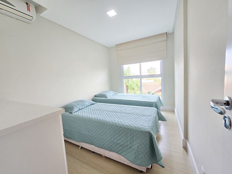 Charmoso apto com 03 quartos na Praia de Bombinhas