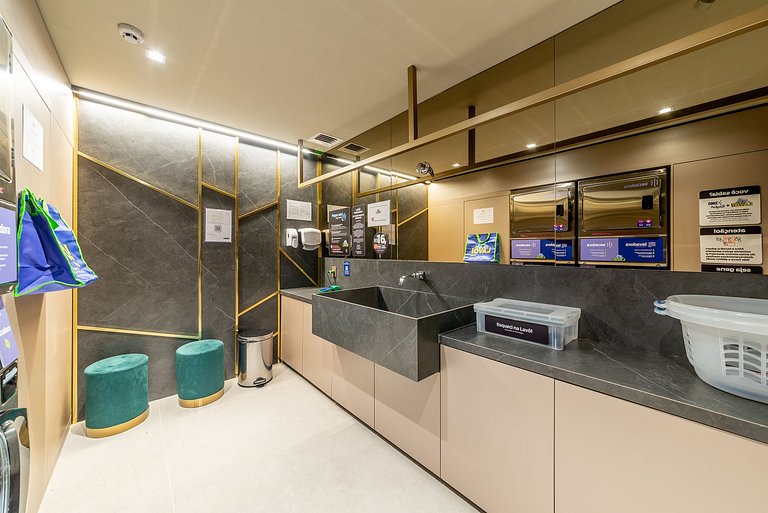 Denver Studio with Parking and Full Amenities