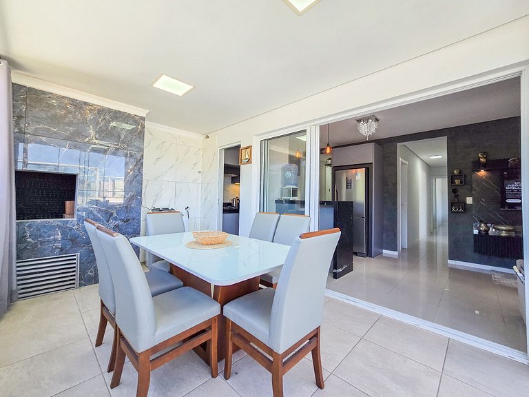 Seu Refúgio na Praia: Cobertura com Piscina