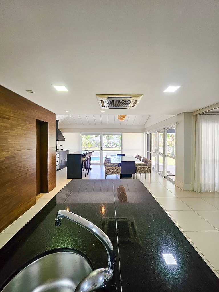 Casa Blue 700 m do Planeta Atlântida em Condomínio de Luxo