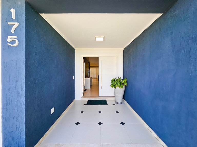 Casa Blue 700 m do Planeta Atlântida em Condomínio de Luxo