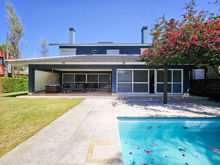 Casa Blue em Condomínio de Luxo