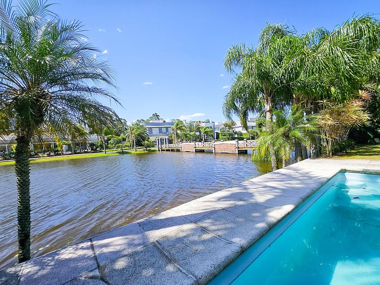 Casa Blue em Condomínio de Luxo
