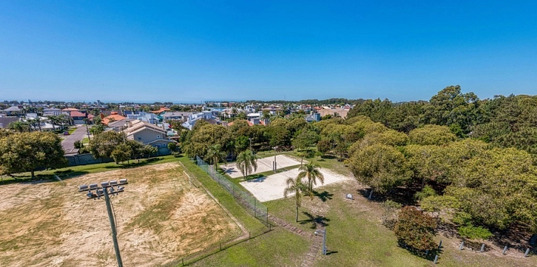 Casa Blue 700 m do Planeta Atlântida em Condomínio de Luxo