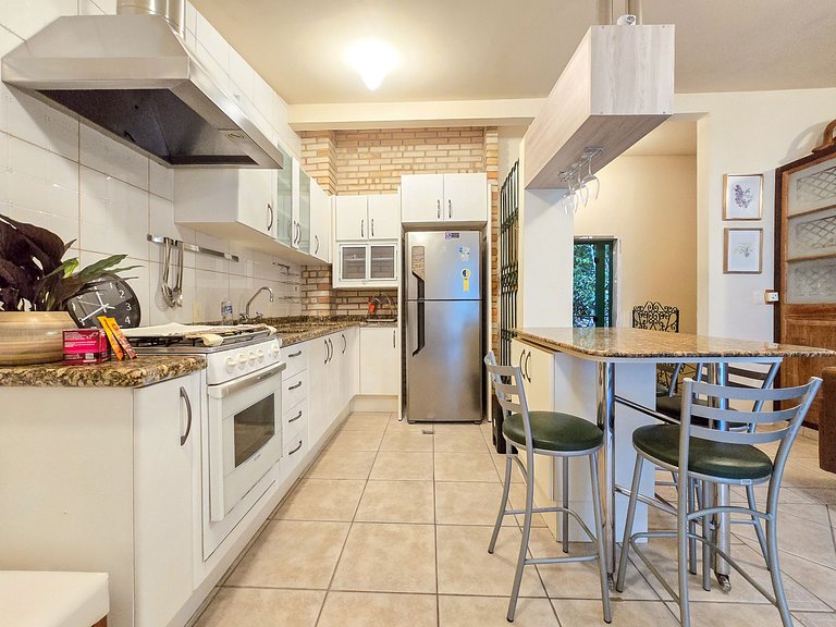 Vista de Sambaqui | Your Home with Ocean Views