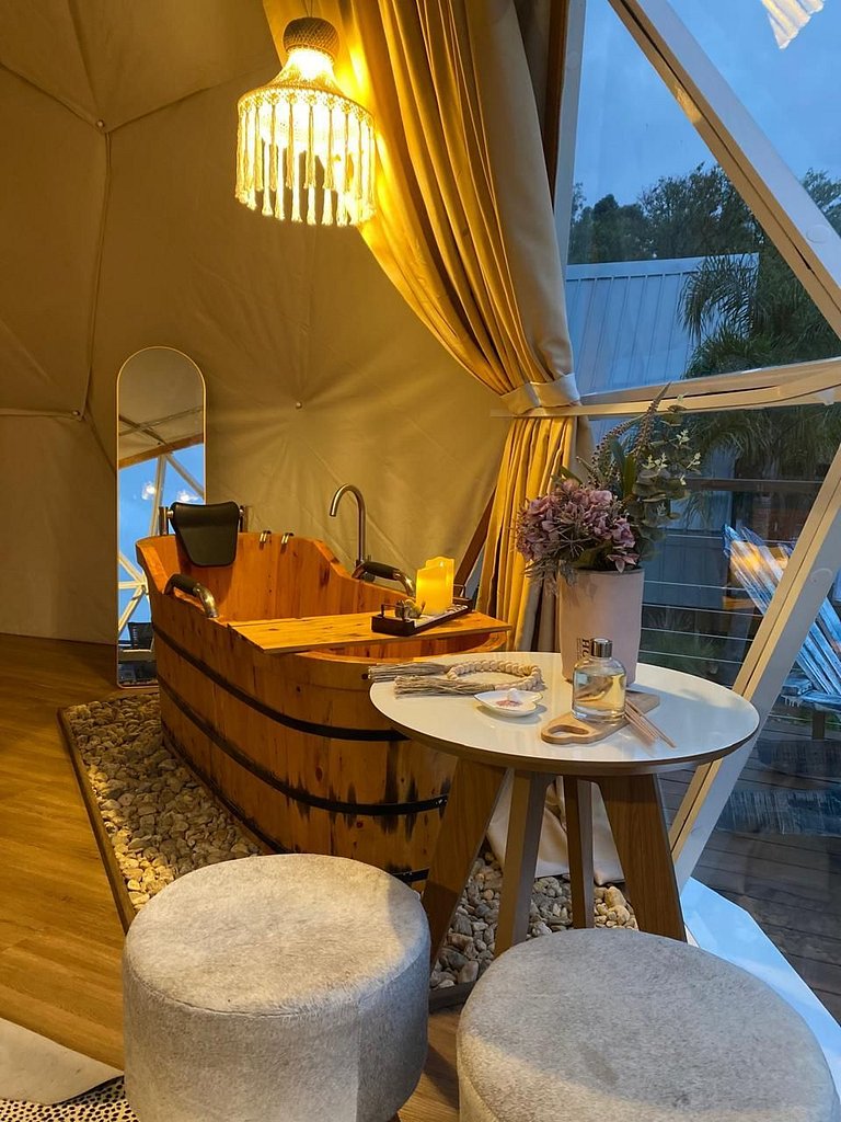 Dome with panoramic view and private bathtub