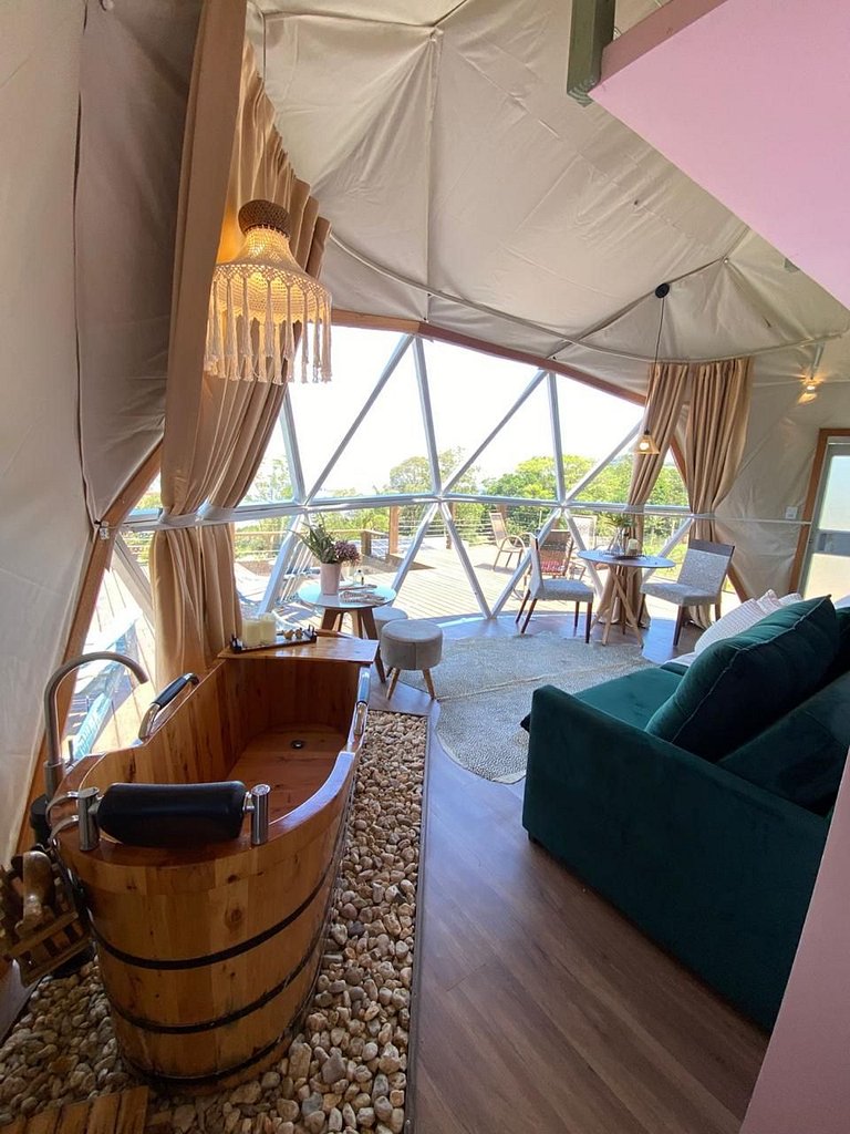 Domo com vista panorâmica e banheira exclusiva