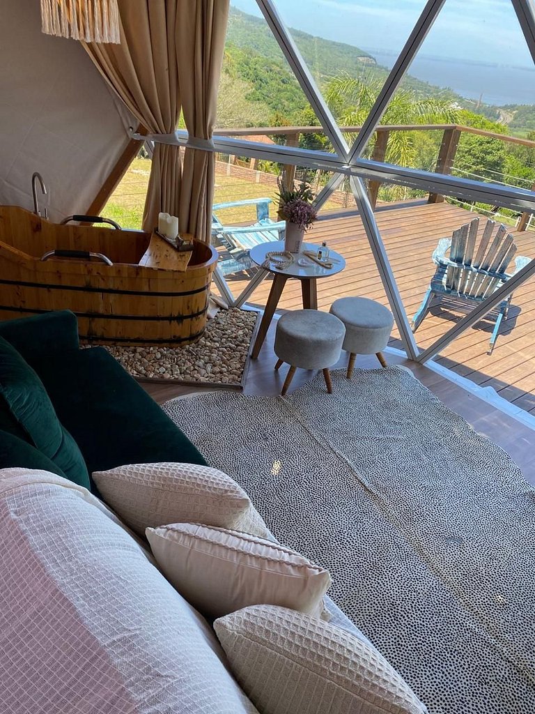 Domo com vista panorâmica e banheira exclusiva