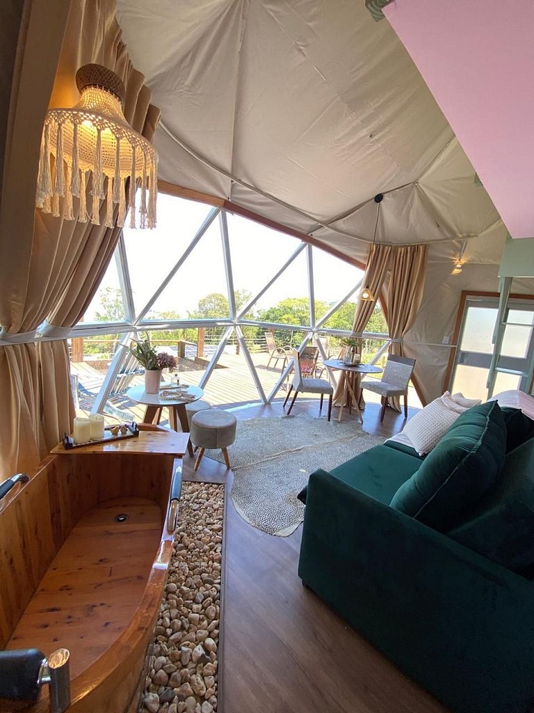 Dome with panoramic view and private bathtub