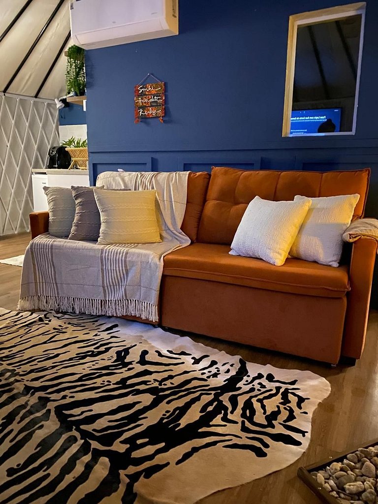 Iurte com banheira em meio a natureza