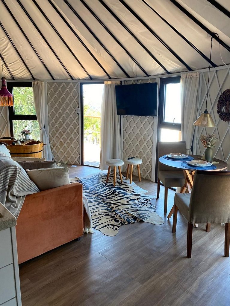 Iurte com banheira em meio a natureza