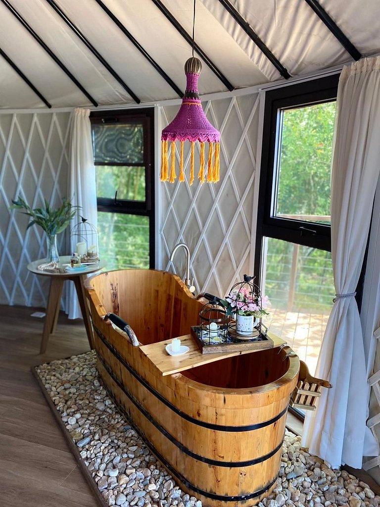 Dome with panoramic view and private bathtub