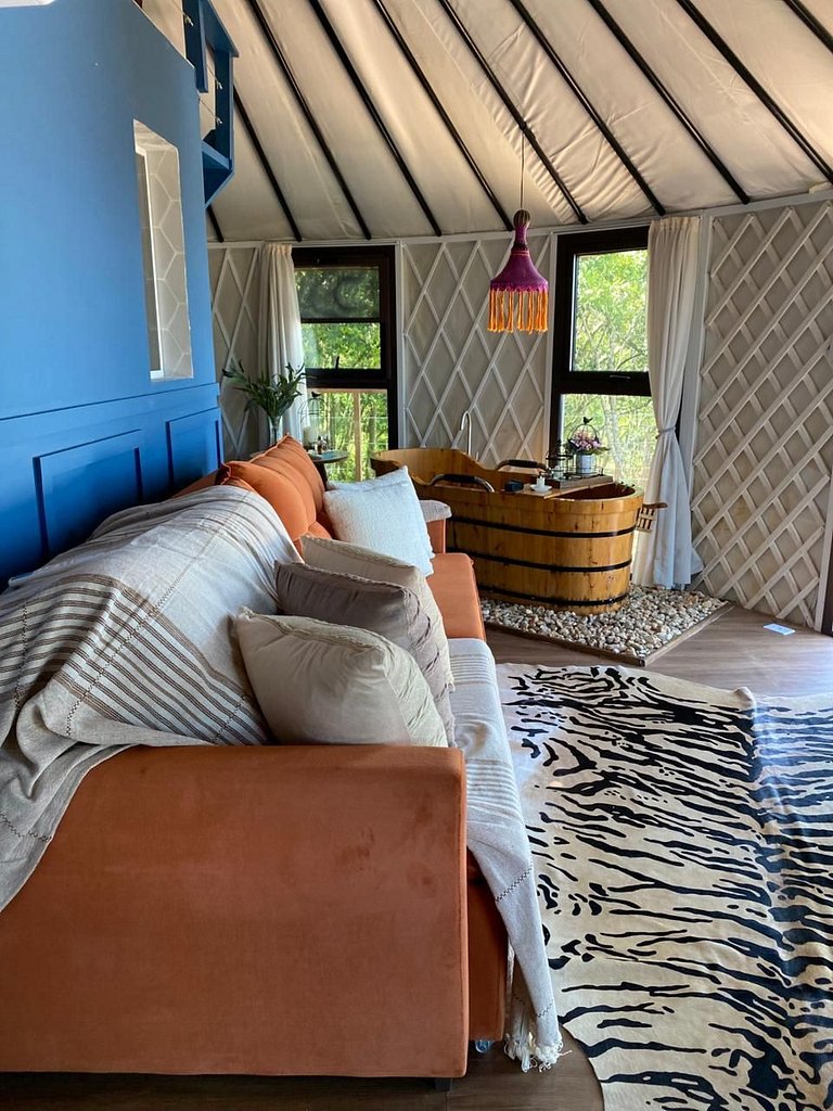 Iurte com banheira em meio a natureza