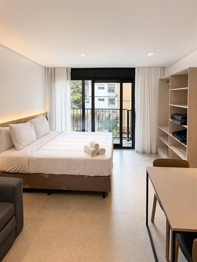 Studio para 4 com garagem em frente ao Parcão