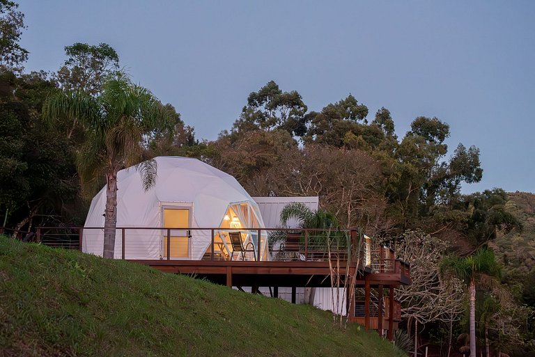 Domo com vista panorâmica e banheira exclusiva