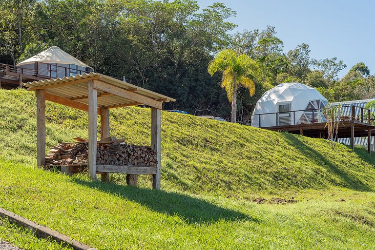 Iurte com banheira em meio a natureza