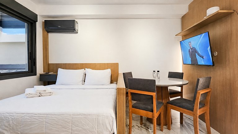 Skyline Studio Queen com Piscina e Garagem