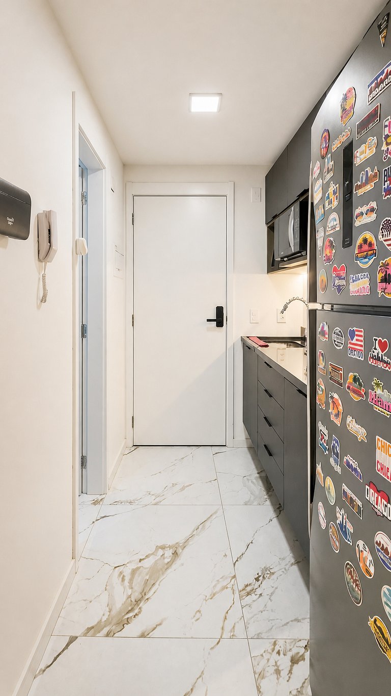Skyline Queen Studio with Pool and Parking