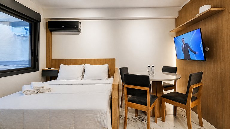 Skyline Studio Queen com Piscina e Garagem