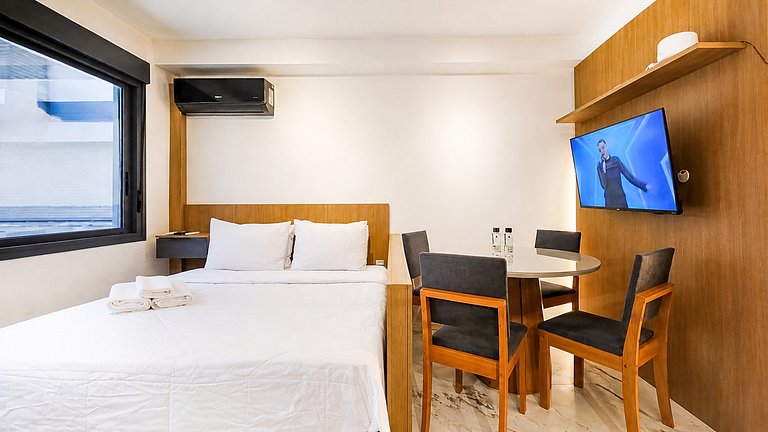 Skyline Queen Studio with Pool and Parking