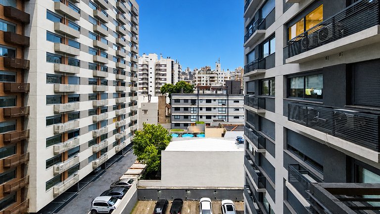 Skyline Queen Studio with Pool and Parking