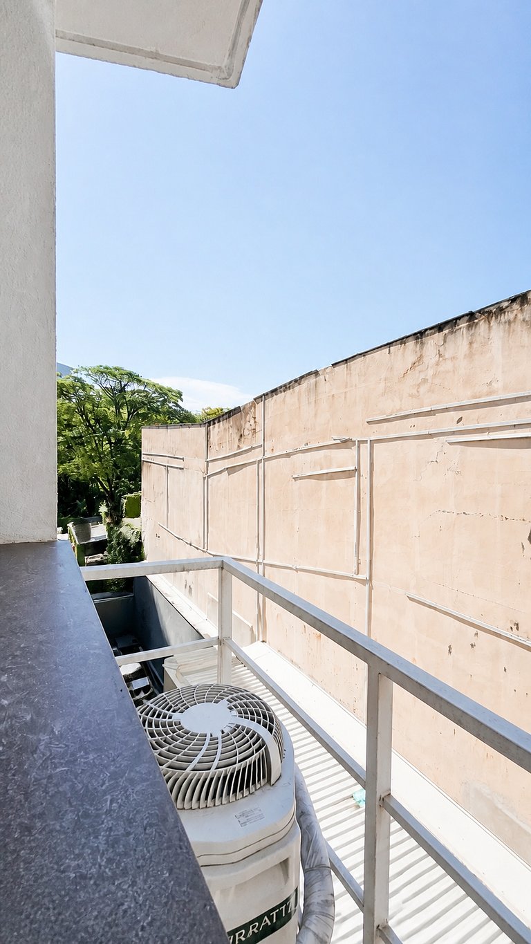 Studio with pool and 24-hour gym | Carlos Gomes